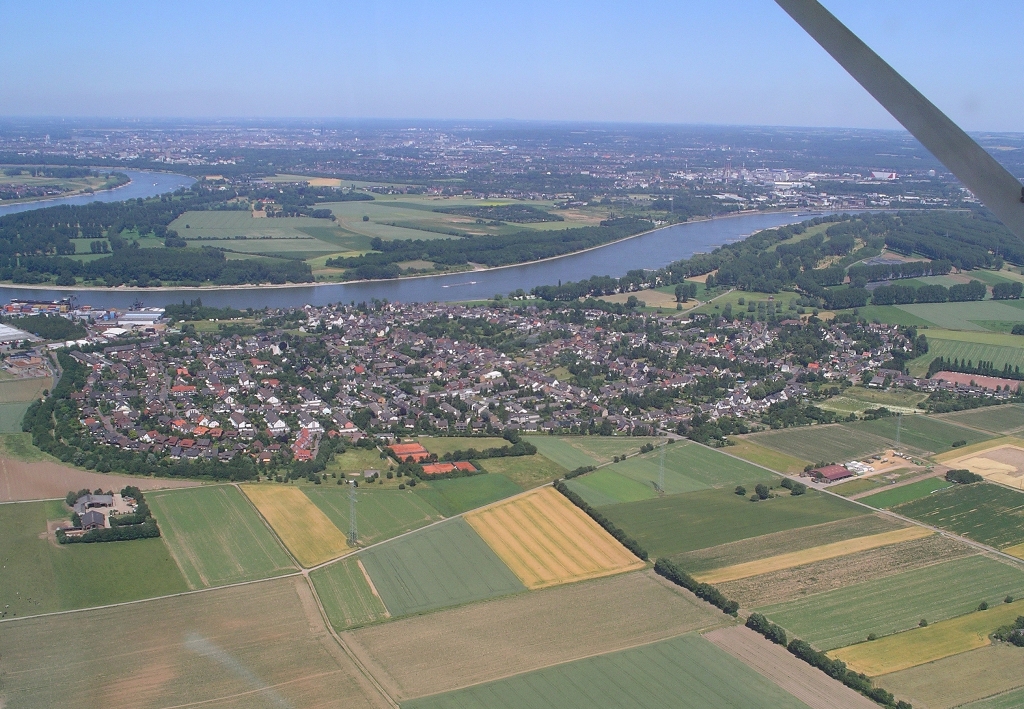 Luftaufnahme von Stürzelberg am Rhein