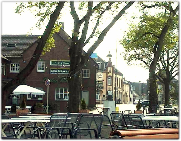 Der Dorfplatz von Stürzelberg mit dem Gasthof Vater Rhein